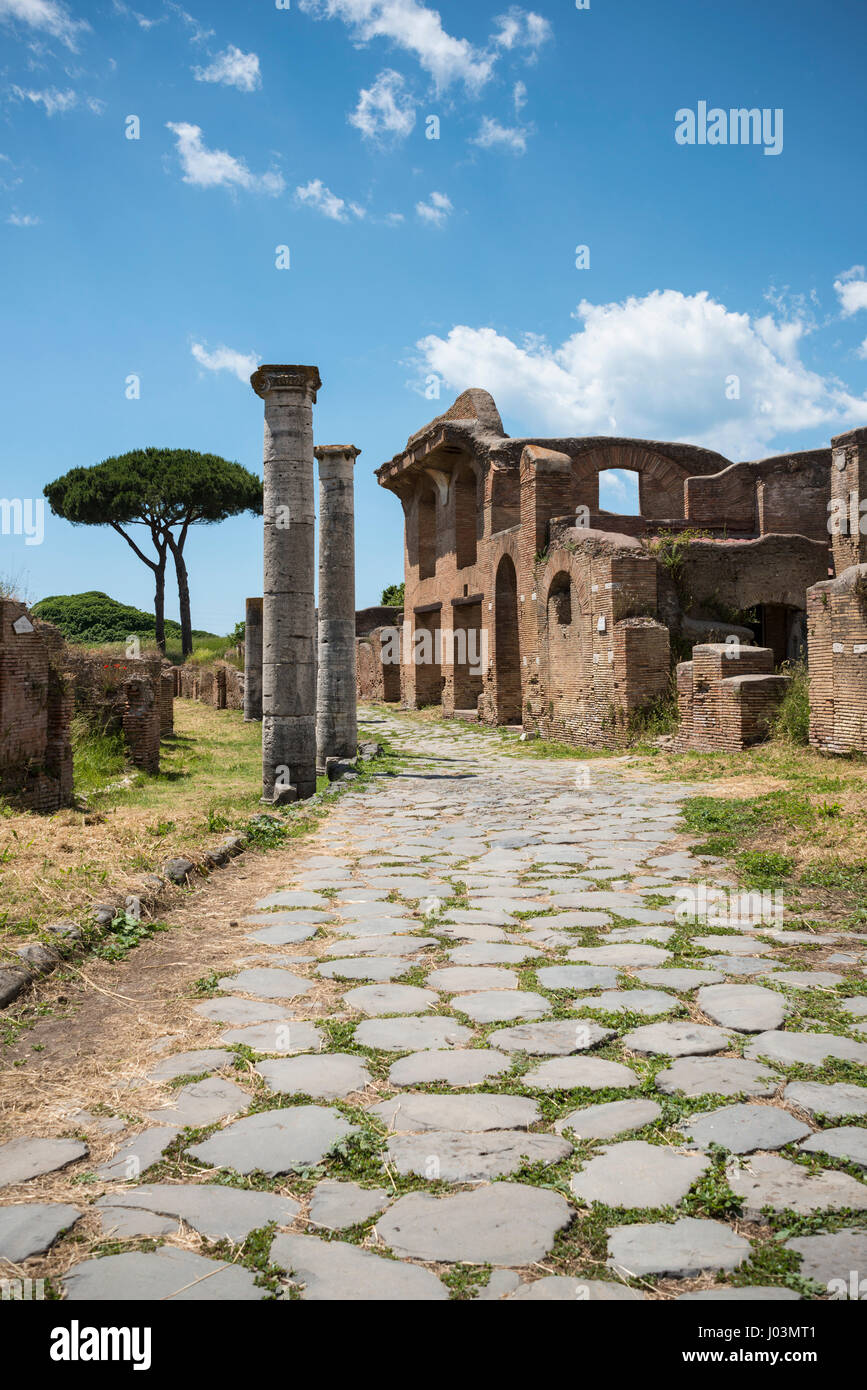 Rome. L'Italie. Ostia Antica. Bâtiment de la chars chars sur rue. Caseggiato degli Aurighi, Cardo degli Aurighi. Banque D'Images