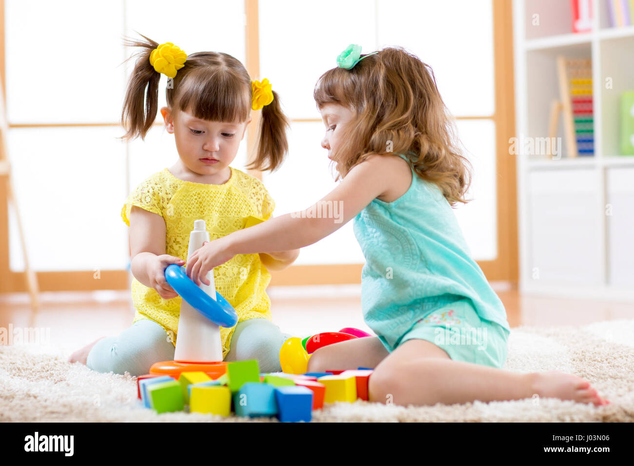 Enfants Jouant Ensemble Tout Petit Enfant Et Bebe Jouer Avec Des Blocs Jouets Educatifs Pour Enfants De Maternelle Et D Age Prescolaire Les Petites Filles Construire Des Jouets A La Maison Ou Pyramide De Enfants Jouant Ensemble Tout Petit Enfant Et Bebe Jouer Avec Des Blocs Jouets Educatifs Pour Enfants De Maternelle Et D Age Prescolaire Les Petites Filles Construire Des Jouets A La Maison Ou Pyramide De