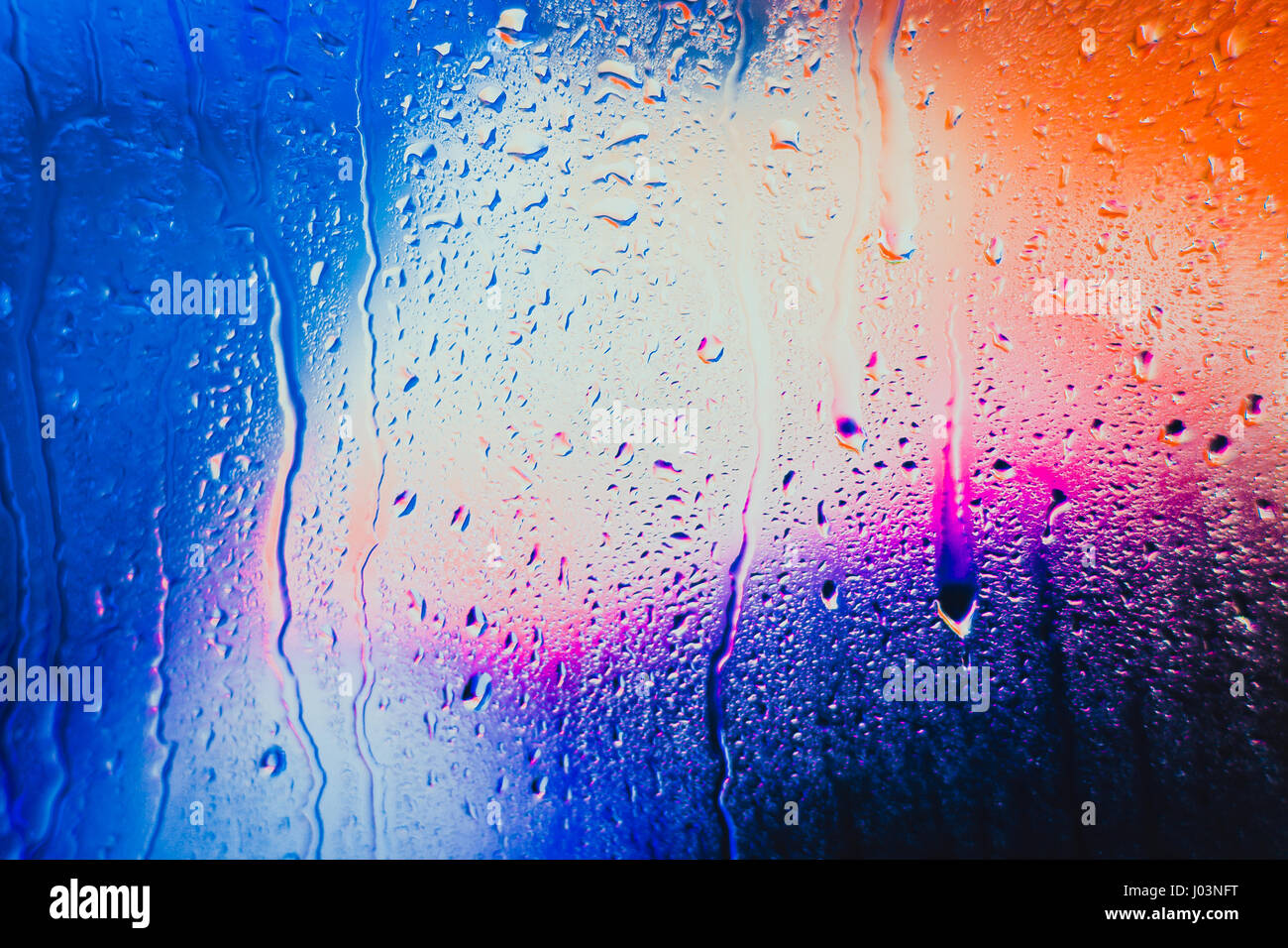 Gouttes de pluie sur un fond multicolore brouillée. Banque D'Images