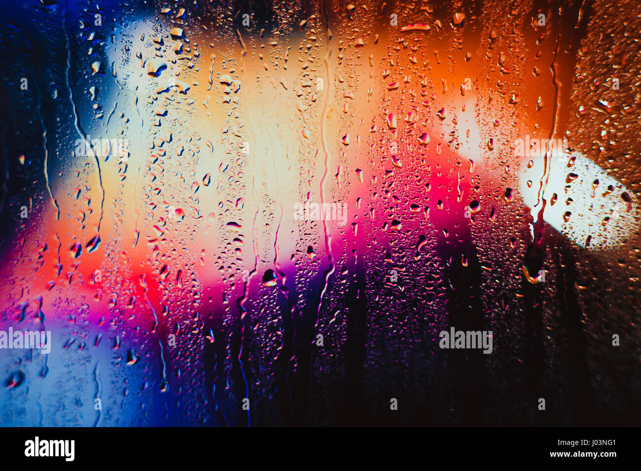 Gouttes de pluie sur un fond multicolore brouillée. Banque D'Images