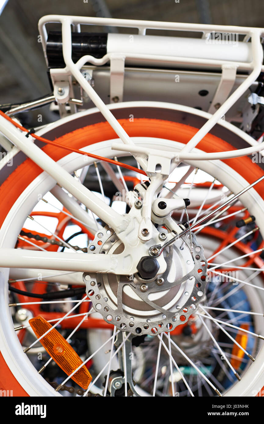Frein à disque sur la roue arrière d'un vélo électrique moderne Banque D'Images