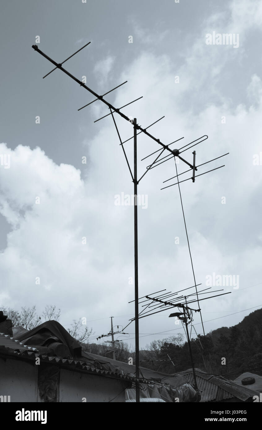 Vieux téléviseurs antenne sur le pauvre village (noir et blanc) Banque D'Images