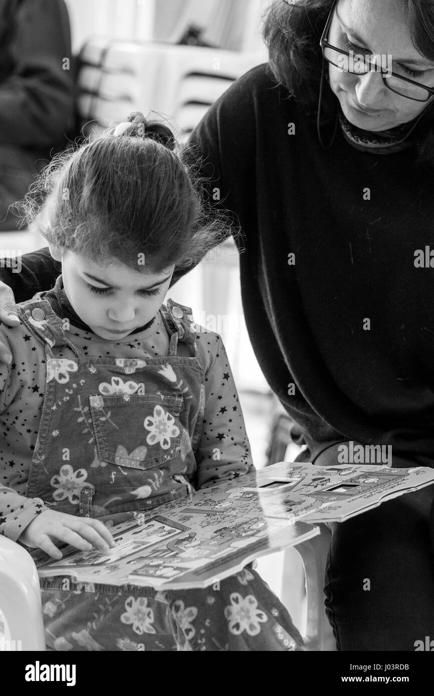 L'Olivier école enseigne le Turc d'enfants syriens réfugiés à Istanbul, Turquie. Banque D'Images