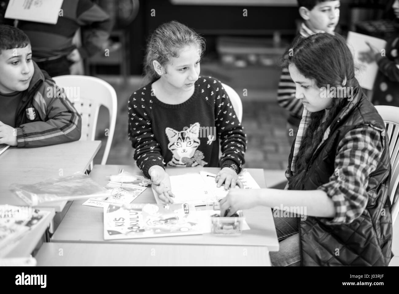 L'Olivier école enseigne le Turc d'enfants syriens réfugiés à Istanbul, Turquie. Banque D'Images