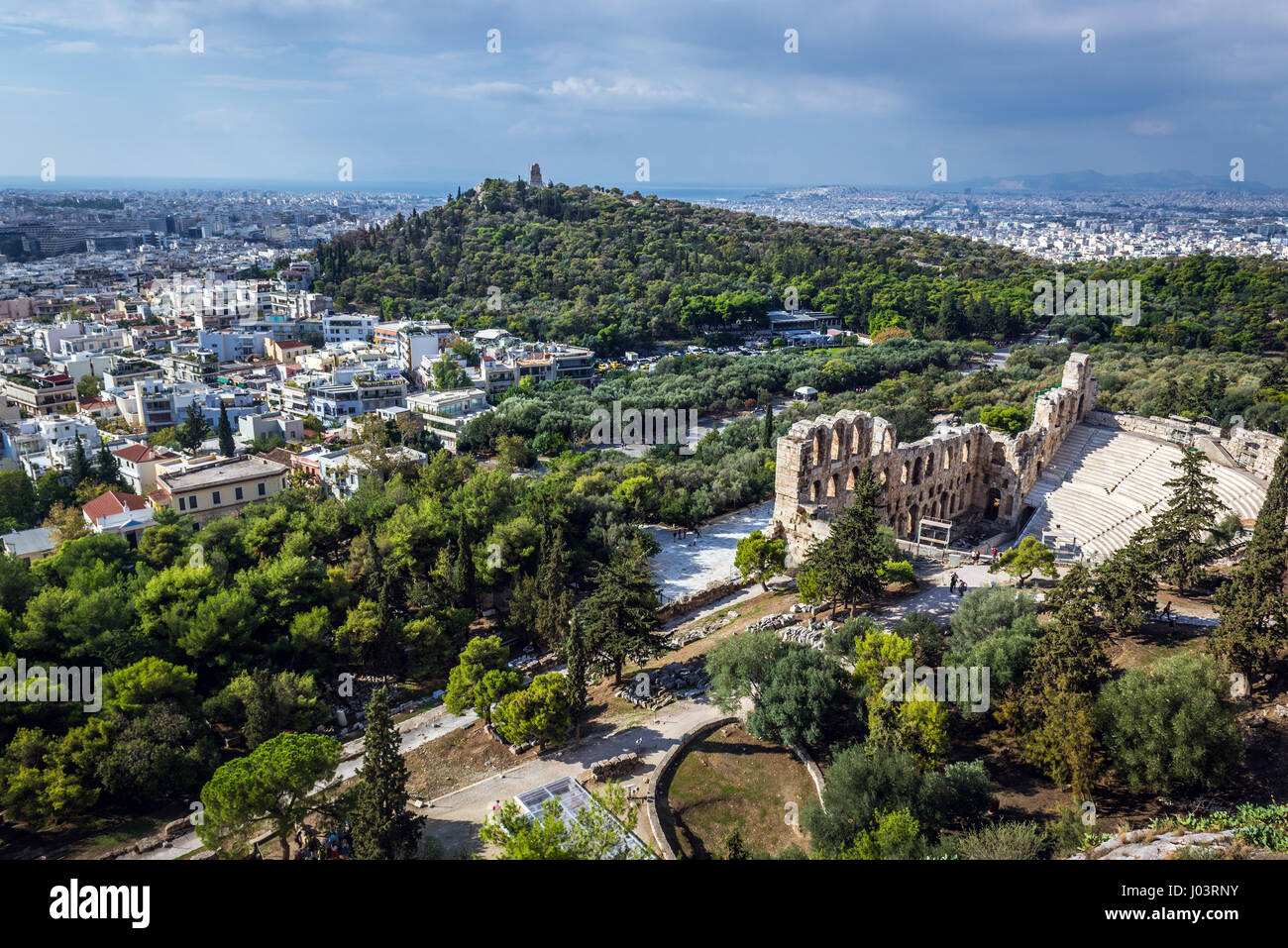 Odéon d'Hérode Atticus, partie de l'ancienne acropole de la ville d'Athènes, Grèce. Musaios Hill on background Banque D'Images