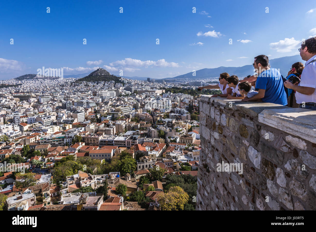 Les touristes sur un point de vue de l'acropole d'Athènes Ville, la Grèce. Le mont Lycabette vu sur la photo Banque D'Images