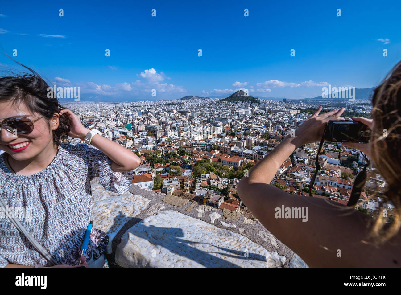 Les touristes sur un point de vue de l'acropole d'Athènes Ville, la Grèce. Le mont Lycabette vu sur la photo Banque D'Images