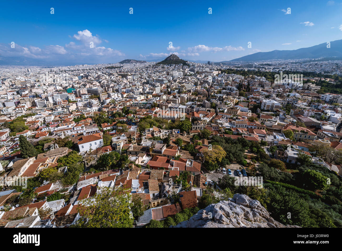 Vue aérienne de l'acropole d'Athènes Ville le quartier historique de Plaka, Grèce. Le mont Lycabette vu sur la photo Banque D'Images