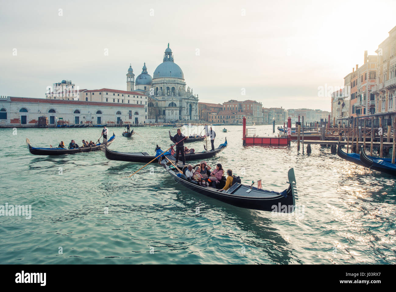 Gondoles de Grand Canal avec la Basilique Santa Maria della Salute en arrière-plan à Venise, Italie Banque D'Images