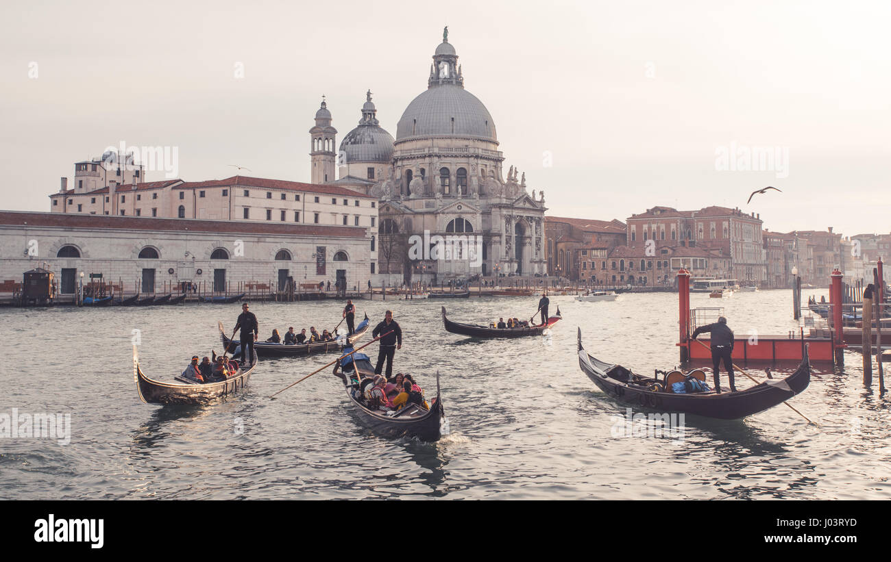Gondoles de Grand Canal avec la Basilique Santa Maria della Salute en arrière-plan à Venise, Italie Banque D'Images