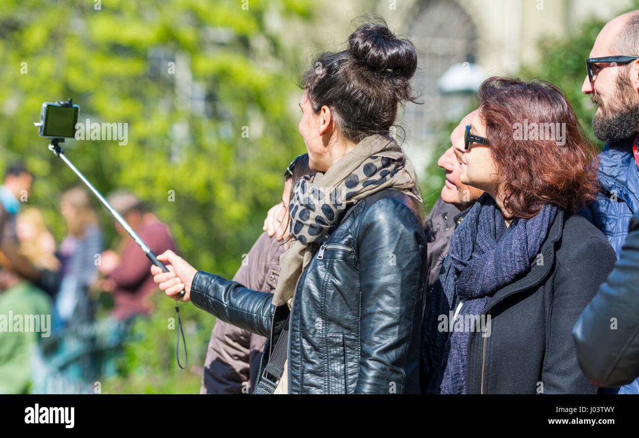 Selfis les touristes de prendre des photos en utilisant un smartphone connecté à un bâton selfies. Banque D'Images