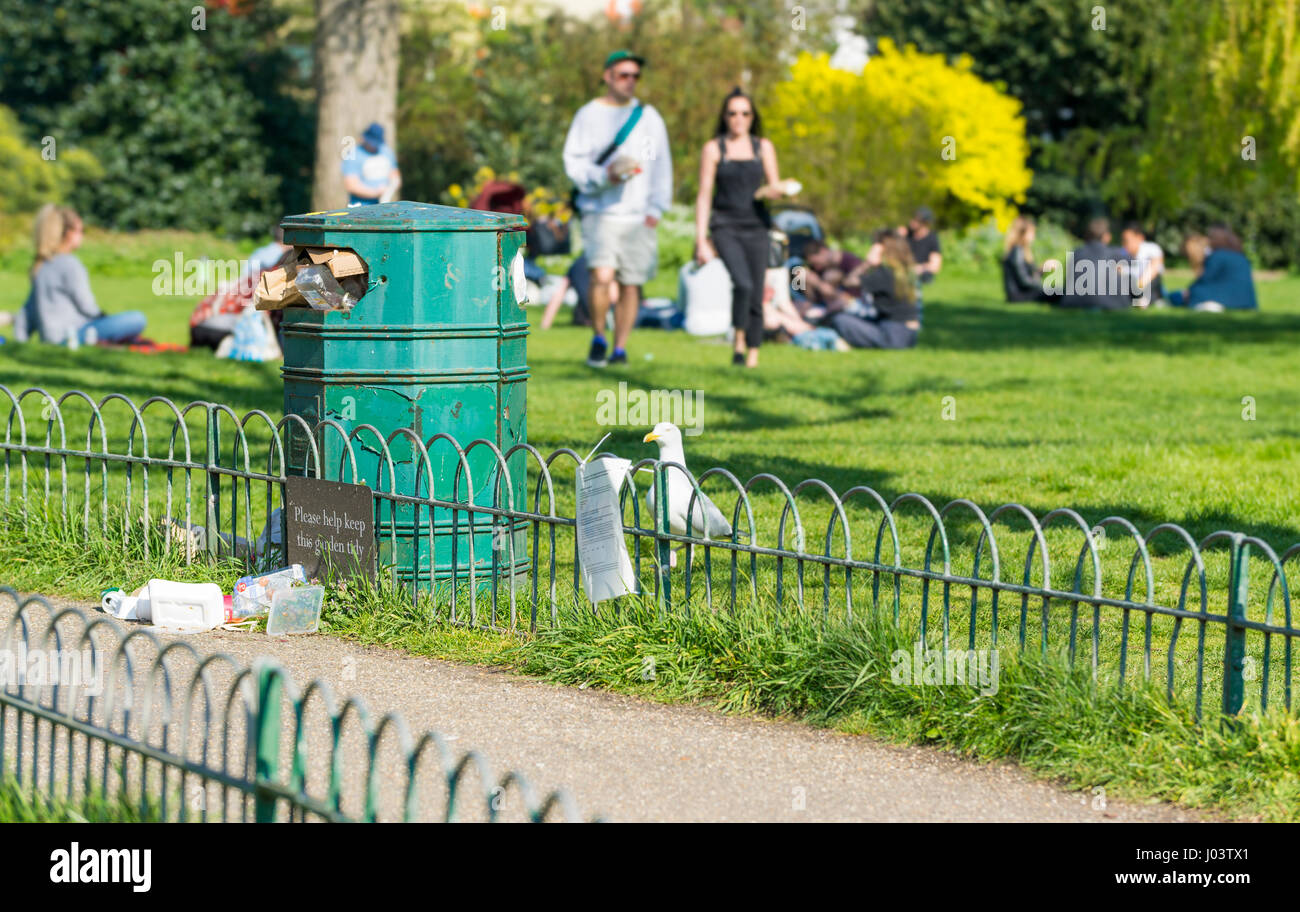 Corbeille trop-plein dans un parc au Royal Pavilion Gardens, Brighton, East Sussex, Angleterre, Royaume-Uni. Banque D'Images