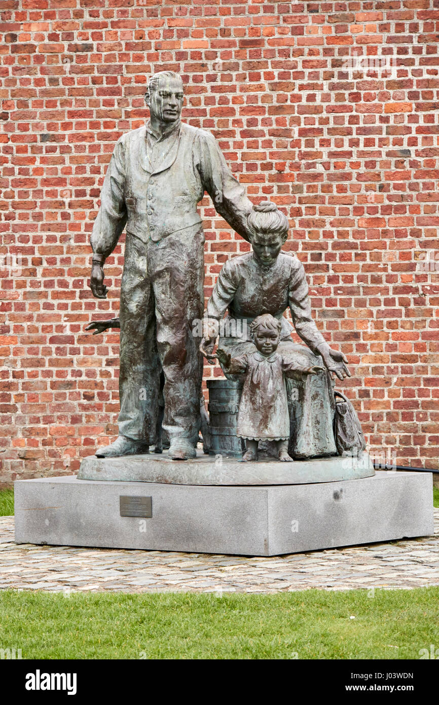 L'héritage de passage sculpture représentant une jeune famille migration de Liverpool pour le nouveau monde Banque D'Images