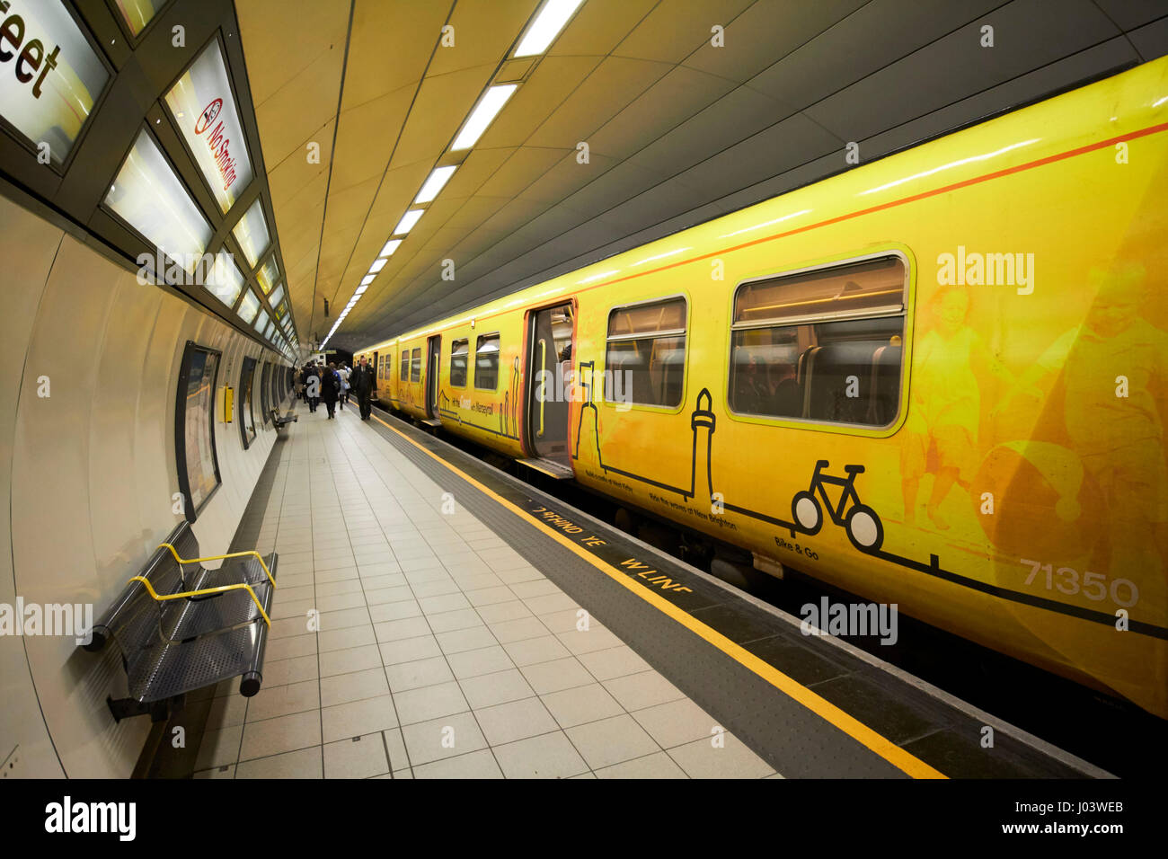 En train merseyrail james street gare Liverpool UK Banque D'Images