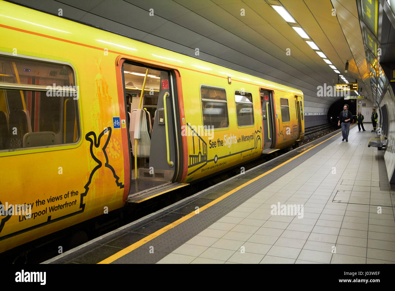 En train merseyrail james street gare Liverpool UK Banque D'Images