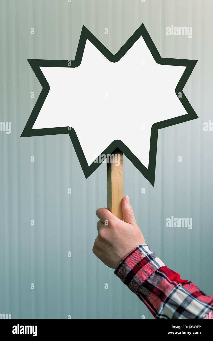 Femme hand holding blank mock up banner signe dans l'espace pour copier du texte ou des devis conception graphique Banque D'Images