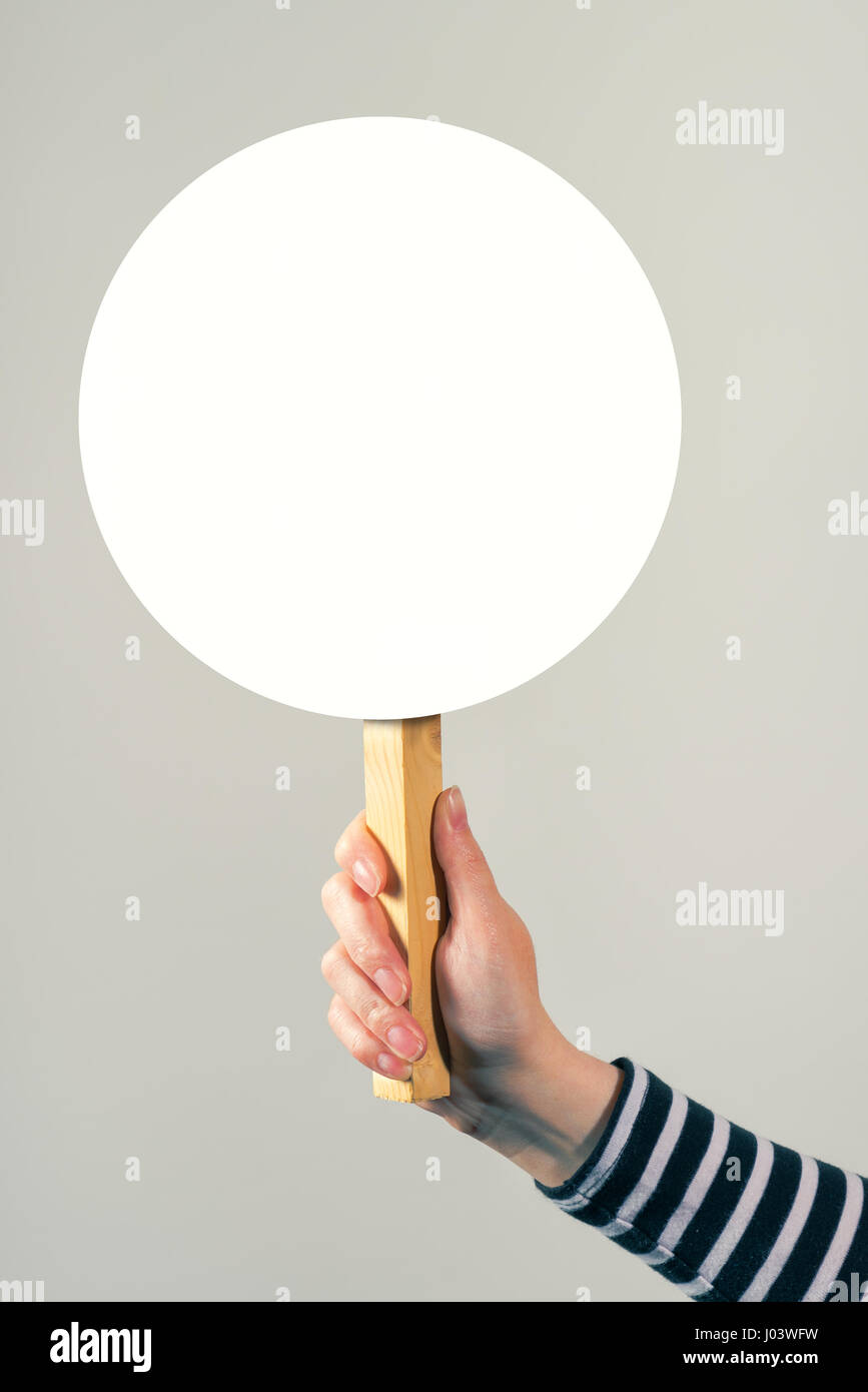 Femme hand holding blank mock up banner signe dans l'espace pour copier du texte ou des devis conception graphique Banque D'Images