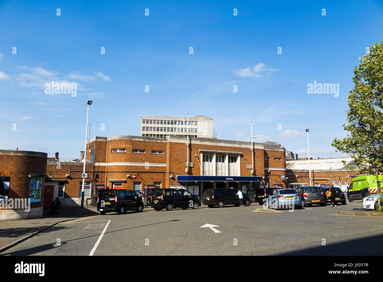 La gare de Woking, Woking, Surrey, au sud-est de l'Angleterre, Royaume-Uni, journée ensoleillée avec ciel bleu, à l'extérieur d'attente des taxis Banque D'Images