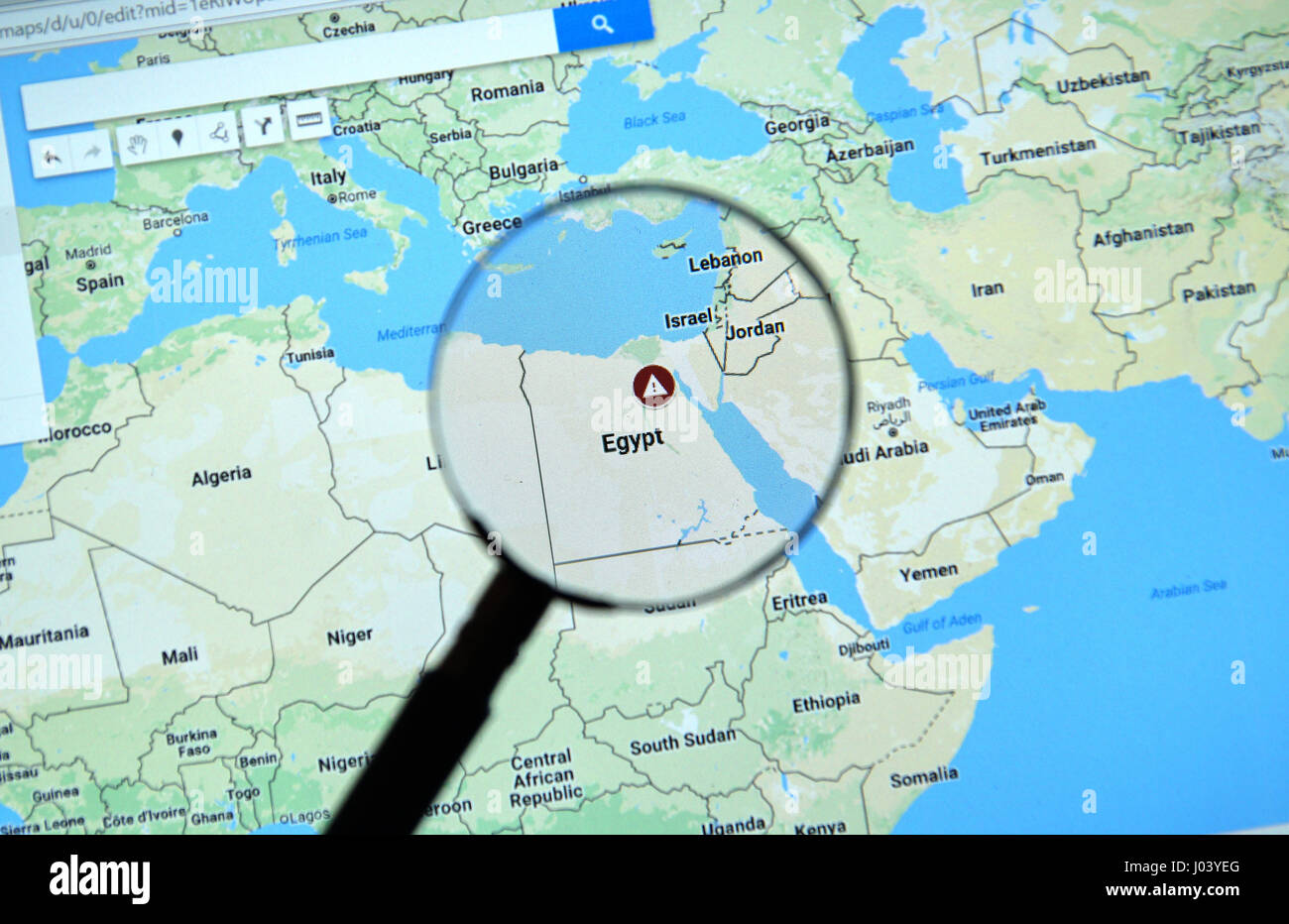 Montréal, Canada - 09 avril, 2017 : l'Egypte sur Google Maps avec l'icône de mise en garde en vertu de la loupe. Banque D'Images