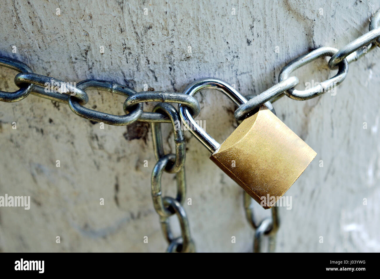 Chaîne et cadenas sur un fond en béton Banque D'Images