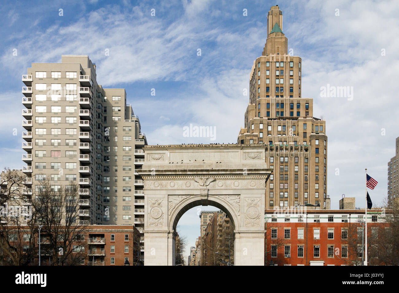 Parc de Washington Square Arch et bâtiments historiques avec un drapeau américain sur un jour d'hiver à Manhattan, New York City NYC Banque D'Images