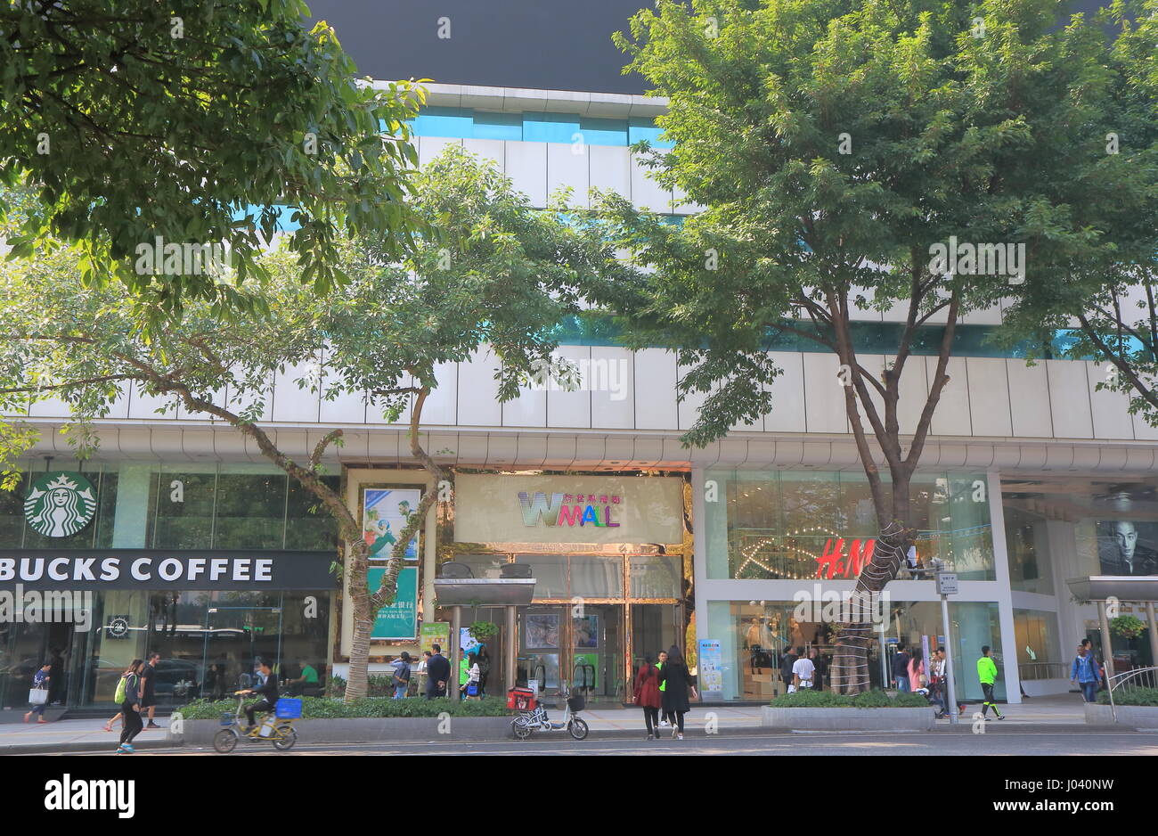 Personnes visitent Wmall. Wmall est un centre commercial au centre-ville de Guangzhou en Chine. Banque D'Images