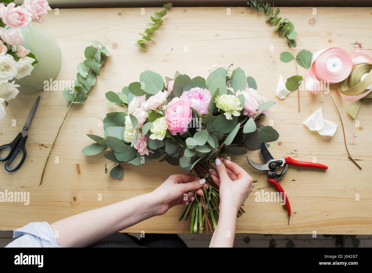 Un fleuriste au travail : pretty young woman fashion bouquet de fleurs différentes moderne Banque D'Images