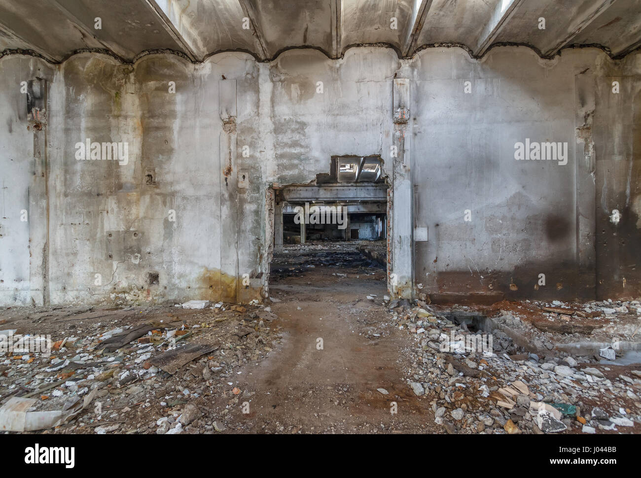 Intérieur de l'ancienne usine bâtiments détruits. Ruines de l'entreprise industrielle à l'abandon. L'espace vide. Banque D'Images