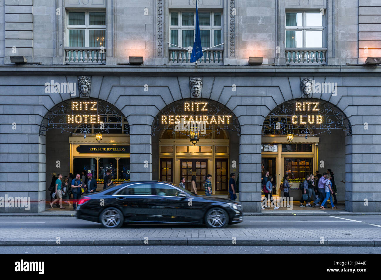 Une voiture de luxe passe l'entrée du Ritz Restaurant au 150 Piccadilly, St Jame's Londres - Angleterre. Banque D'Images
