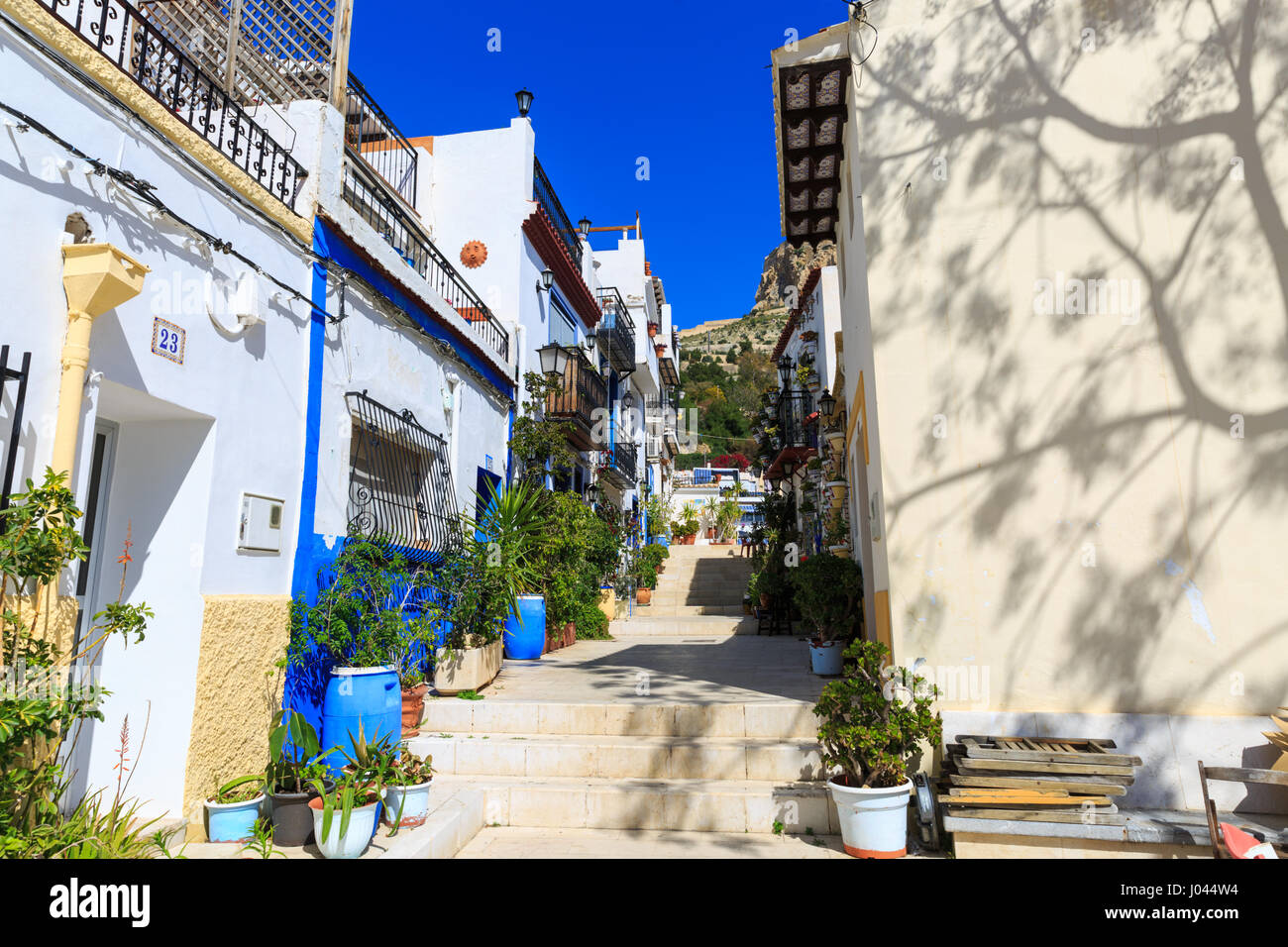 Rue typique avec des maisons blanchies à la Méditerranée, la vieille ville d'Alicante, Costa Blanca, Espagne Banque D'Images