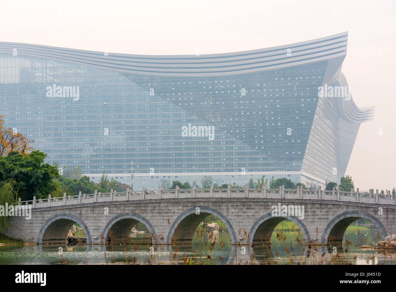 Chengdu, province du Sichuan, Chine - 18 Oct 2015 : Siècle Centre Mondial (le plus grand édifice au monde) et pont de pierre dans la lumière du jour Banque D'Images