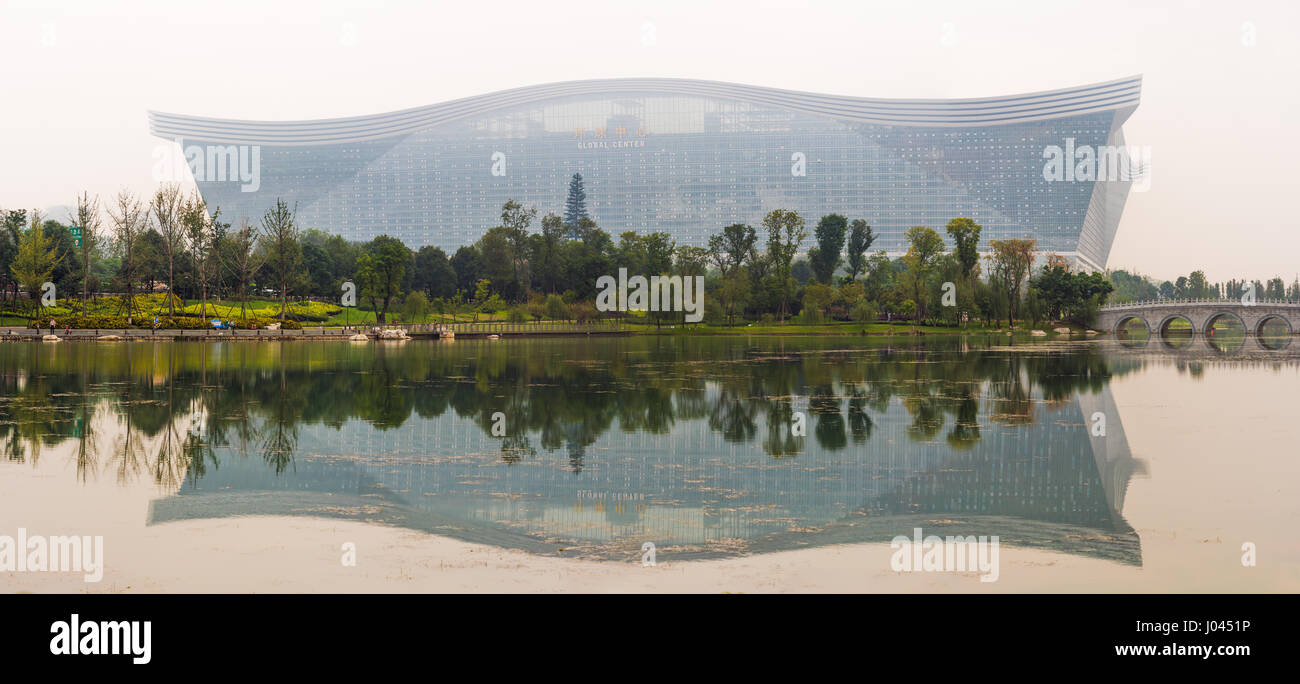 Chengdu, province du Sichuan, Chine - 18 Oct 2015 : Siècle Centre Mondial (le plus grand édifice au monde) se reflétant dans un lac Banque D'Images
