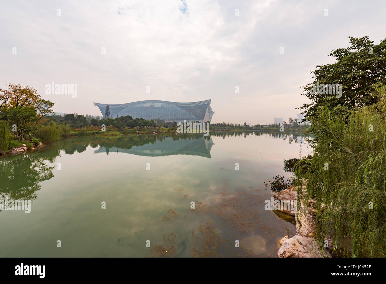 Chengdu, province du Sichuan, Chine - 18 Oct 2015 : Siècle Centre Mondial (le plus grand édifice au monde) se reflétant dans un lac Banque D'Images