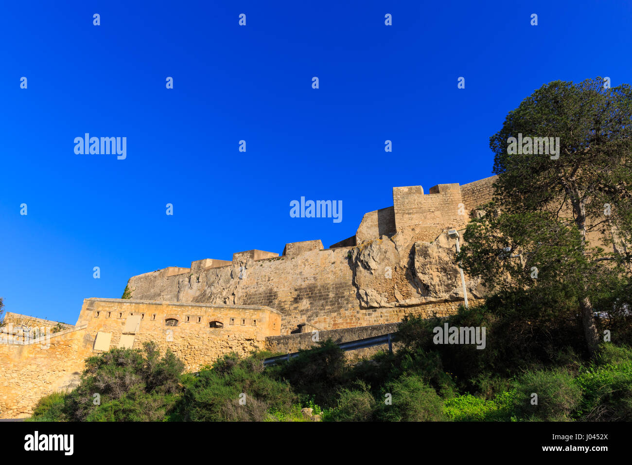 Le mont Benacantil avec le château de Santa Bárbara (Castillo de Santa Bárbara) en haut à Alicante, Espagne Banque D'Images