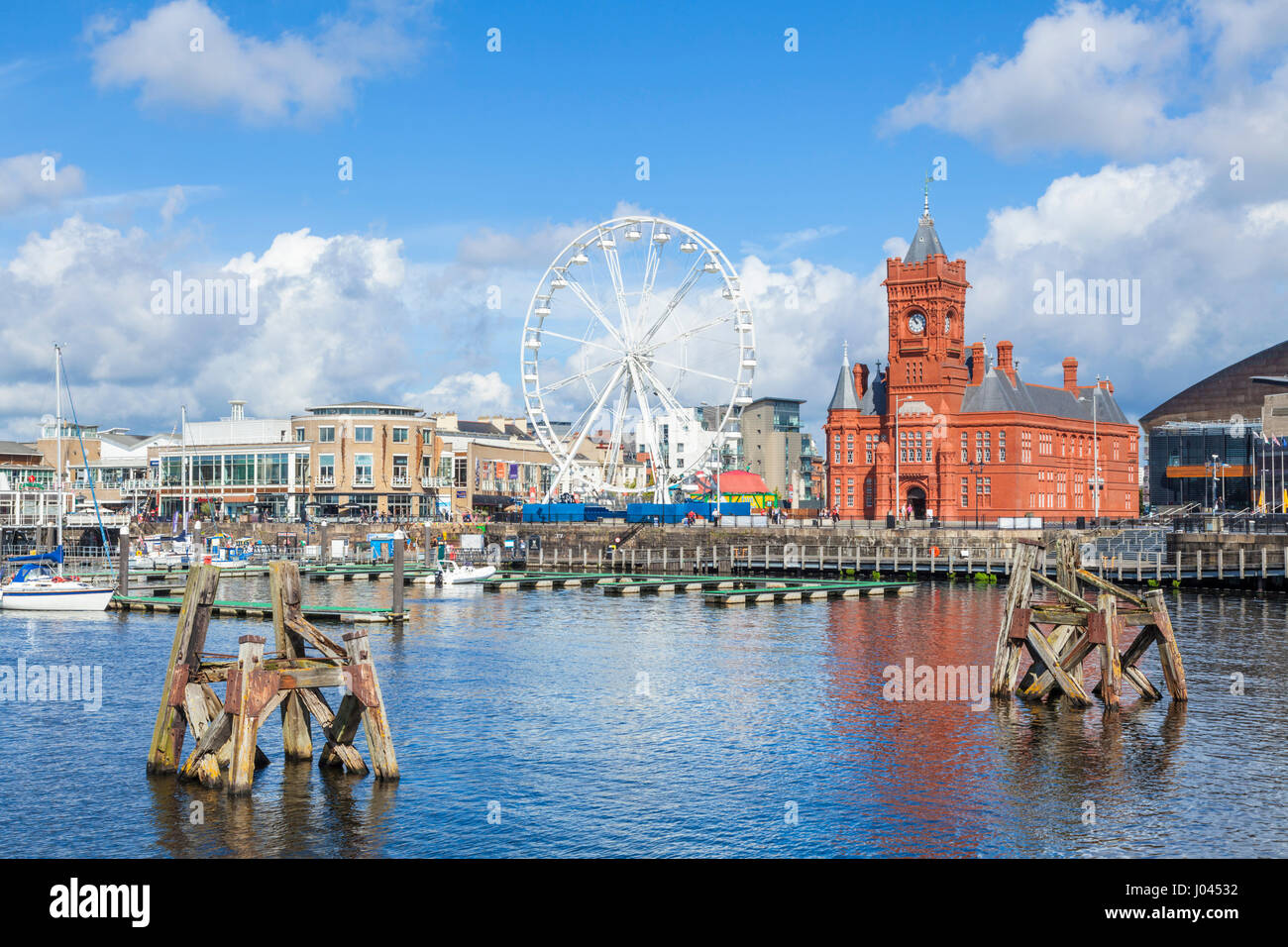 Cardiff Bay Grande roue carousel waterfront Pierhead Building Cardiff Bay Cardiff South Glamorgan South Wales GB UK EU Europe Banque D'Images
