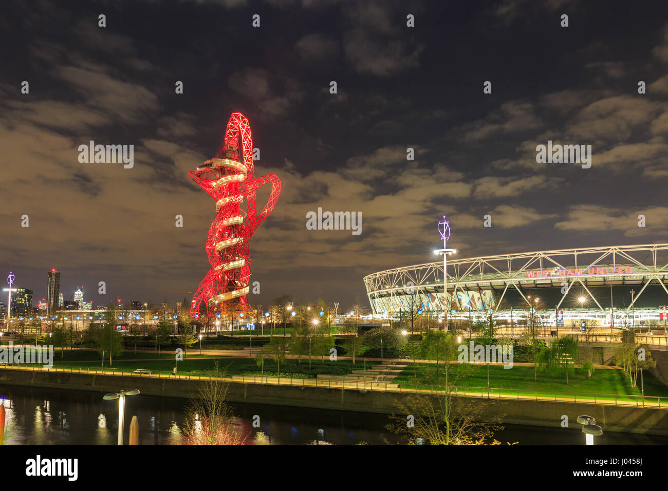 L'emblématique ArcelorMittal Orbit et West Ham London Stadium, Queen Elizabeth Olympic Park de Londres, Stratford, dans la nuit Banque D'Images