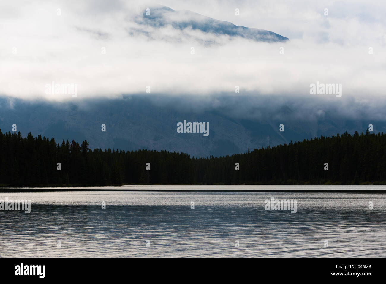 Scenic deux-Jack Lake dans le parc national Banff en Alberta d'été Canada Banque D'Images