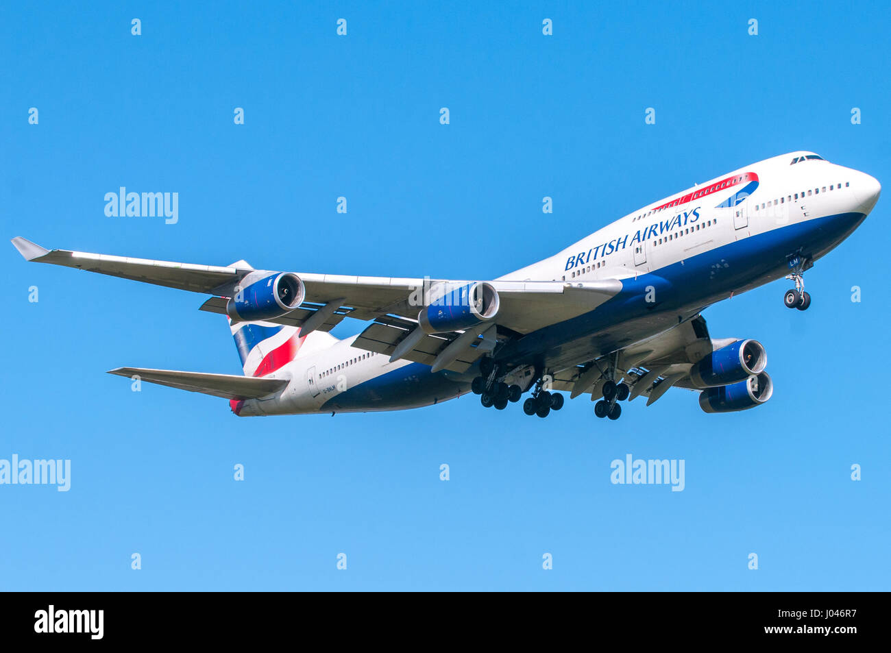 Londres, Royaume-Uni, le 9 avril 2011 : 4-moteurs Boeing 747 "reine du ciel" de transporteur British Airways à l'atterrissage à l'aéroport de Heathrow. Banque D'Images