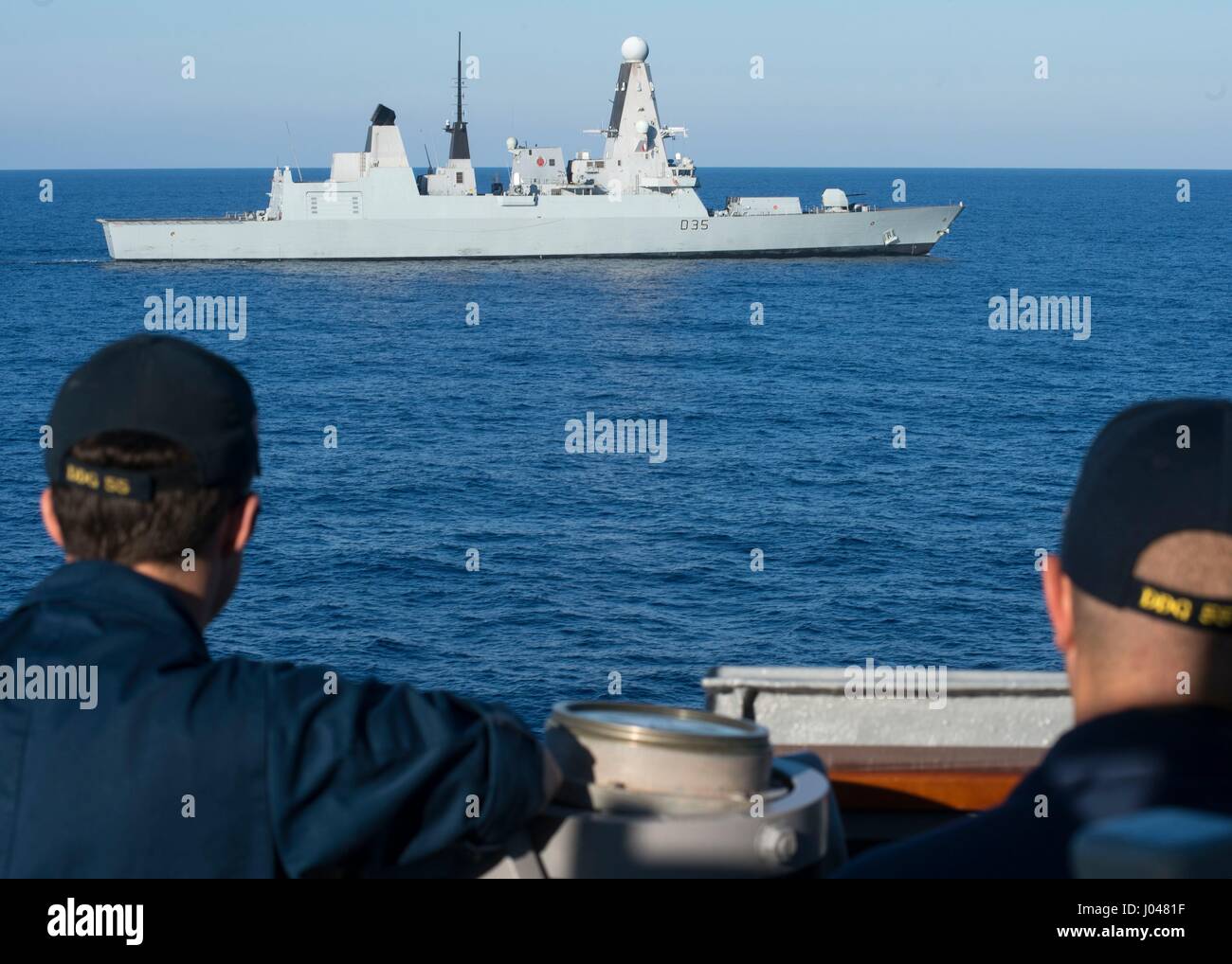 Les marins américains à bord de la marine américaine de la classe Arleigh Burke destroyer lance-missiles USS Stout regarder la Marine royale britannique l'audace de défense aérienne de classe destroyer HMS Dragon aux côtés de vapeur 16 octobre 2013, dans la mer Méditerranée. (Photo de la psc2 Amanda R. Gray /US Navy par Planetpix) Banque D'Images