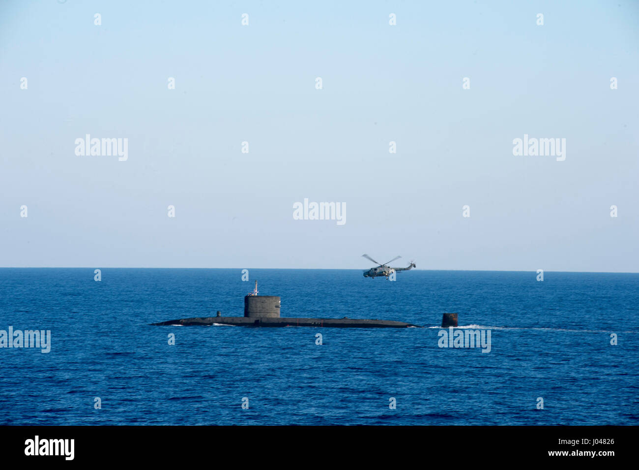 Un Lynx de la Marine royale britannique HMA-MK8 à côté de l'hélicoptère vole la Marine royale britannique sous-marin nucléaire de la classe-Trafalager HMS Talent 16 octobre 2013 dans la mer Méditerranée. (Photo de la psc2 Amanda R. Gray /US Navy par Planetpix) Banque D'Images