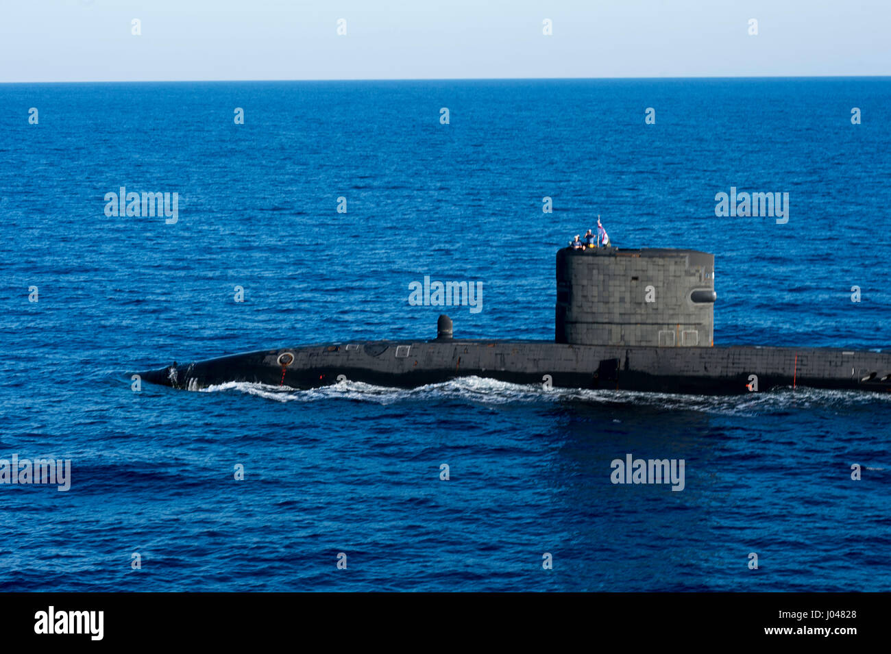 La Marine royale britannique sous-marin nucléaire de la classe Trafalager-Talent HMS cuit en cours le 16 octobre 2013 dans la mer Méditerranée. (Photo de la psc2 Amanda R. Gray /US Navy par Planetpix) Banque D'Images