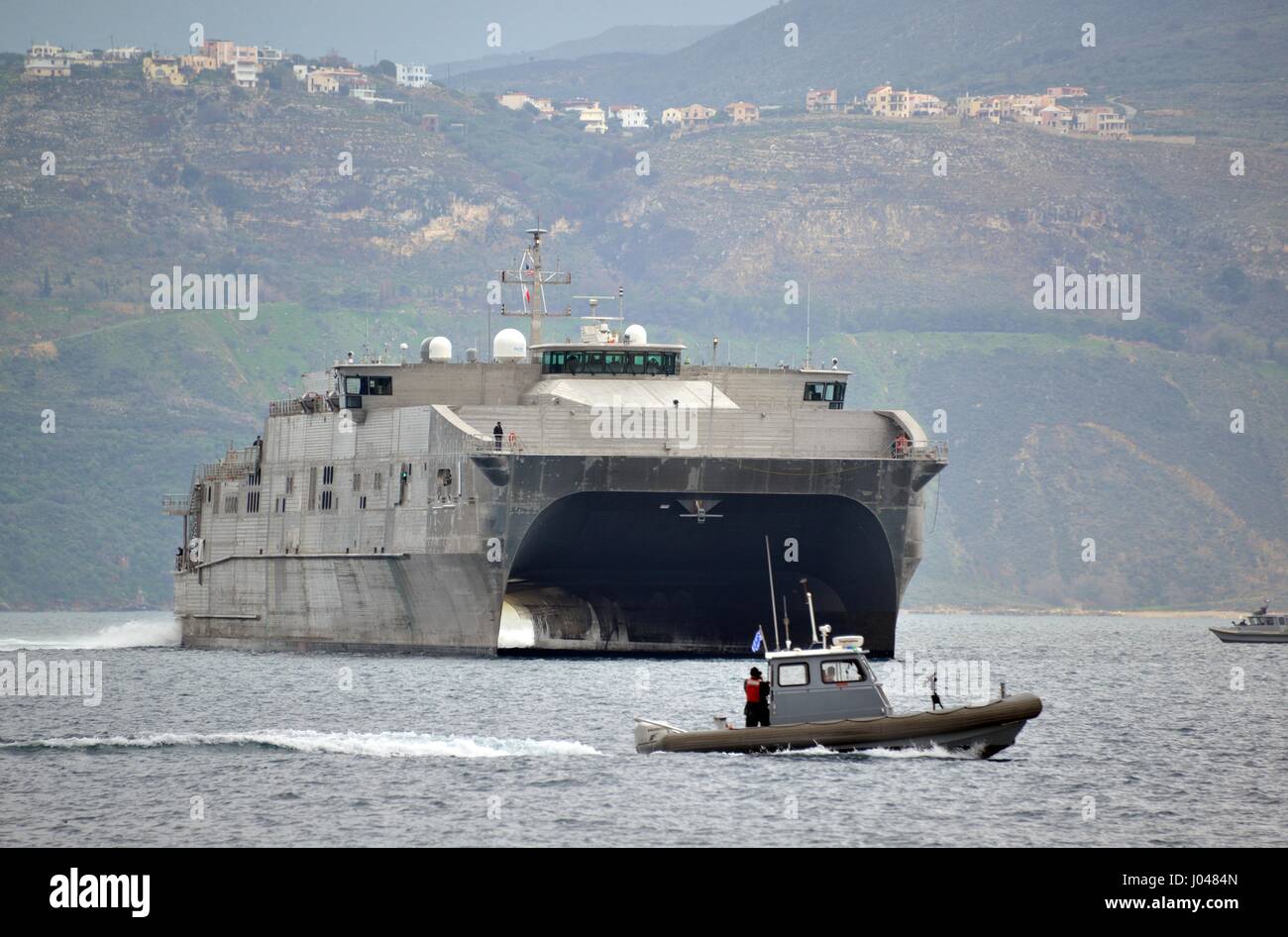 La Marine américaine lance-classe navire de transport rapide expéditionnaire USNS Lance arrive à port le 5 février 2014 dans la baie de Souda, la Grèce. (Photo prise par Paul Farley /US Navy par Planetpix) Banque D'Images