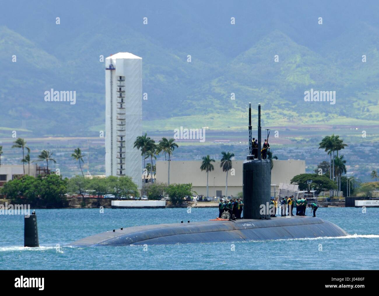 L'USN Los Angeles-classe sous-marin d'attaque rapide USS Columbia quitte le Joint Base Harbor-Hickam Pearl 21 Juin, 2011 à Pearl Harbor, Hawaii. (Photo de la psc2 Ronald Gutridge /US Navy par Planetpix) Banque D'Images