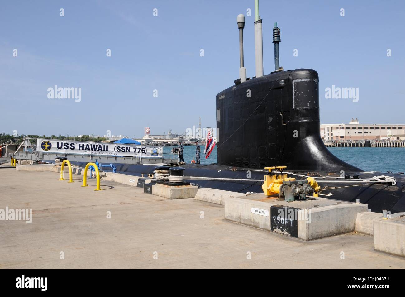 Le sénateur Daniel Inouye États-unis Hawaii visite le sous-marin de la classe Virginia USN USS Hawaï à la constitution d'une base commune Pearl Harbor-Hickam 24 mars 2011 à Pearl Harbor, Hawaii. (Photo de la psc2 Ronald Gutridge /US Navy par Planetpix) Banque D'Images