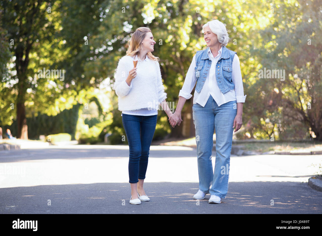 Le vieillissement actif mature woman walking with daughter outdoors Banque D'Images