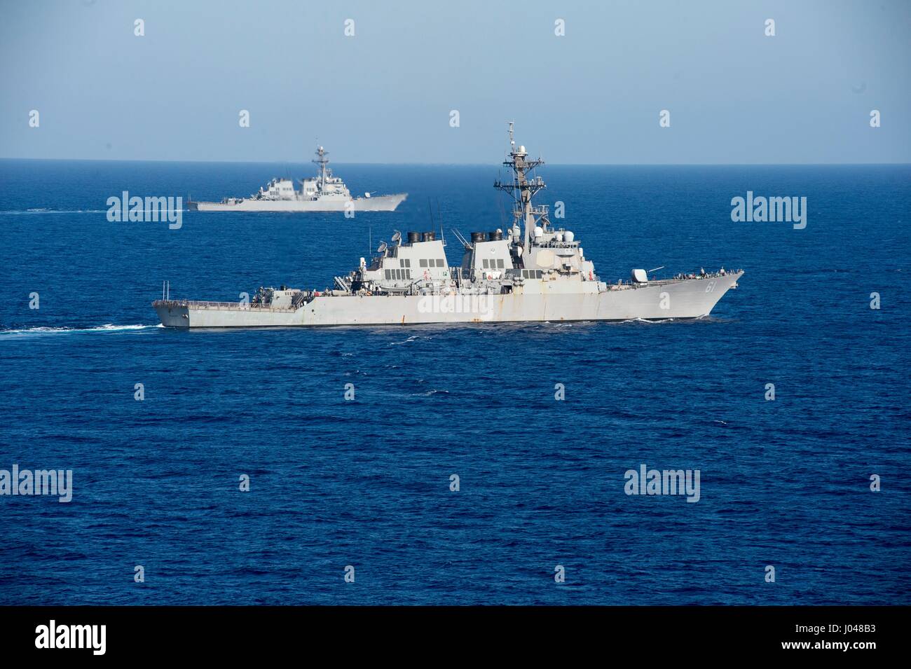 La marine américaine de la classe Arleigh Burke destroyer lance-missiles USS Ramage (avant) cuit avec la marine américaine de la classe Arleigh Burke destroyer lance-missiles USS Barry au cours d'un exercice tactique divisionnaire le 12 octobre 2013, dans la mer Méditerranée. (Photo de la psc2 Amanda R. Gray /US Navy par Planetpix) Banque D'Images