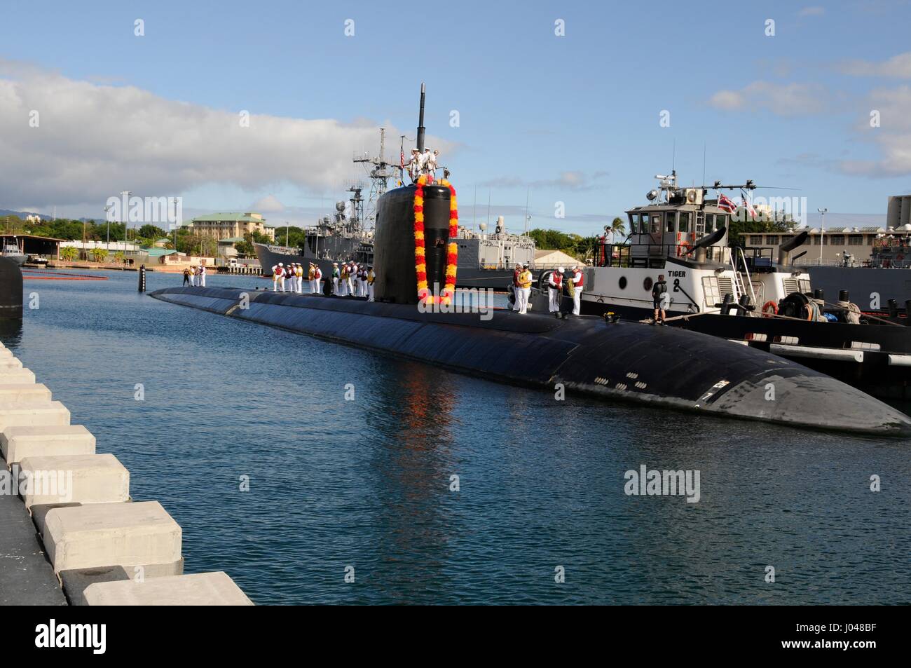 L'USN Los Angeles-classe sous-marin d'attaque rapide USS Santa Fe retourne à la base commune Pearl Harbor-Hickam 24 août 2011 à Pearl Harbor, Hawaii. (Photo de la psc2 Ronald Gutridge /US Navy par Planetpix) Banque D'Images
