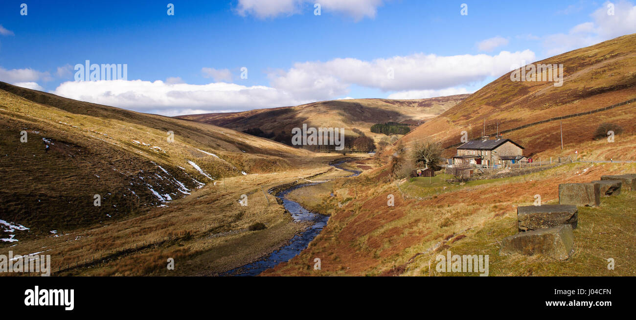 Une rivière traverse le creux profond de Bowland vallée à travers les hautes landes et collines de la forêt de Bowland dans le Lancashire. Banque D'Images