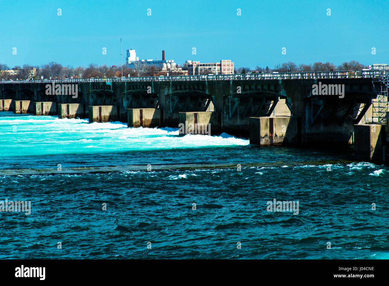 Le contrôle des inondations barrage sur la rivière Niagara. Niagara Falls Ontario Canada Banque D'Images