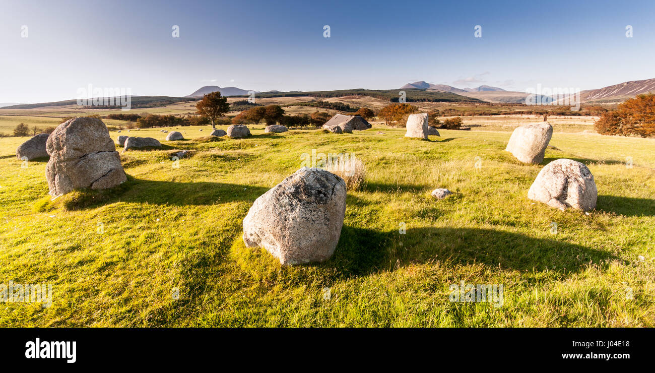 Anchient pierres debout sur la lande à Machrie Moor, avec un décor de montagnes, de l'Ecosse sur l'île d'Arran. Banque D'Images